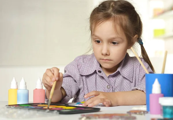 Girl painting in room — Stock Photo, Image