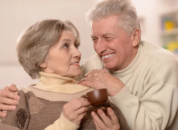 Пожилая пара с чашкой чая — стоковое фото