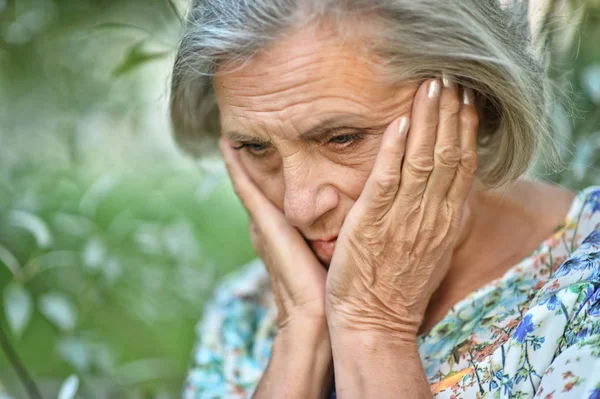 Anziana bella donna triste — Foto Stock