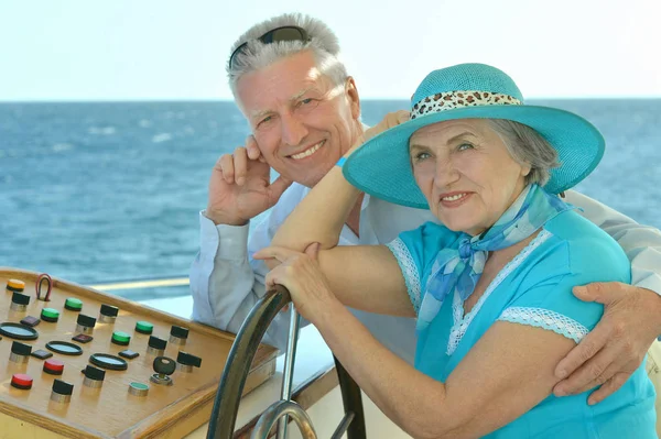 Пожилая пара отдыхает на яхте — стоковое фото