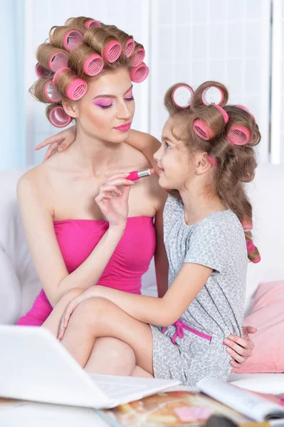 Μητέρα με χαριτωμένο κόρη κάνει μακιγιάζ — Φωτογραφία Αρχείου