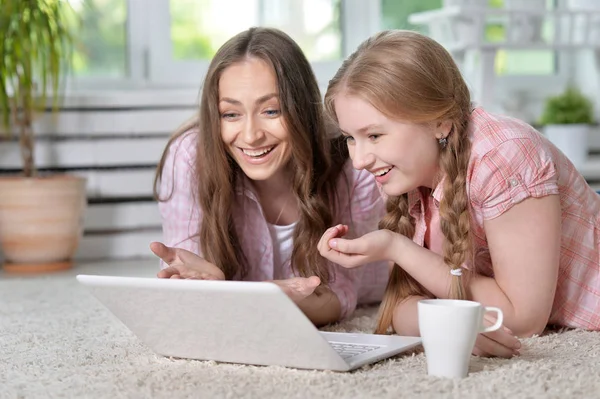 Mãe e filha com laptop — Fotografia de Stock