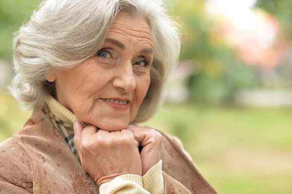 Äldre vacker kvinna poserar — Stockfoto
