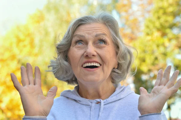 Ältere schöne Frau posiert — Stockfoto