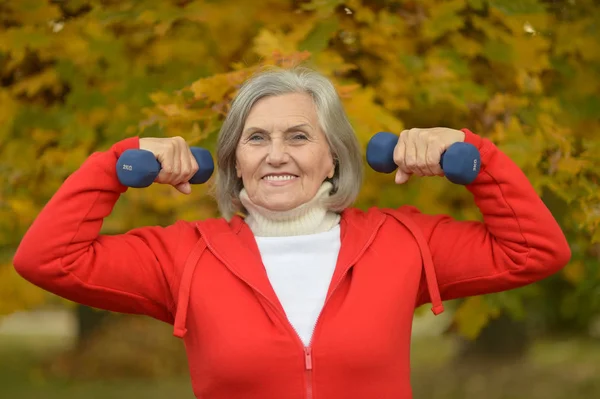 Přizpůsobit starší žena cvičení s činkami — Stock fotografie