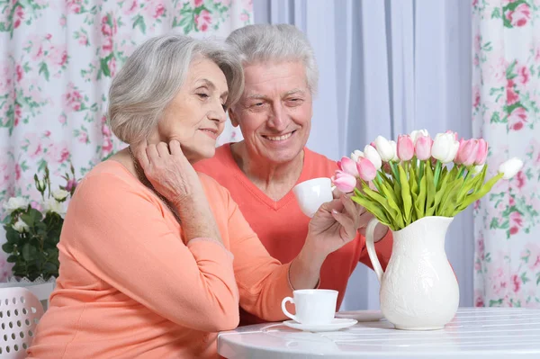 Oudere echtpaar drinken thee — Stockfoto