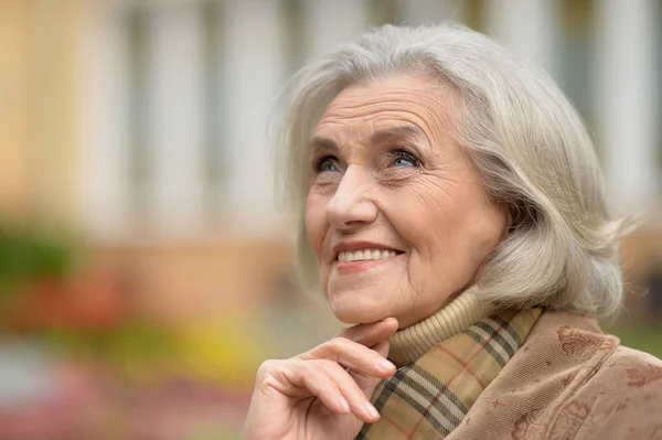 Senior hermosa mujer posando — Foto de Stock