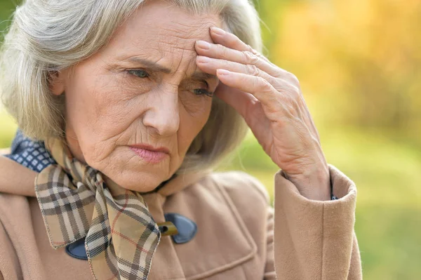 Mulher triste posando ao ar livre — Fotografia de Stock