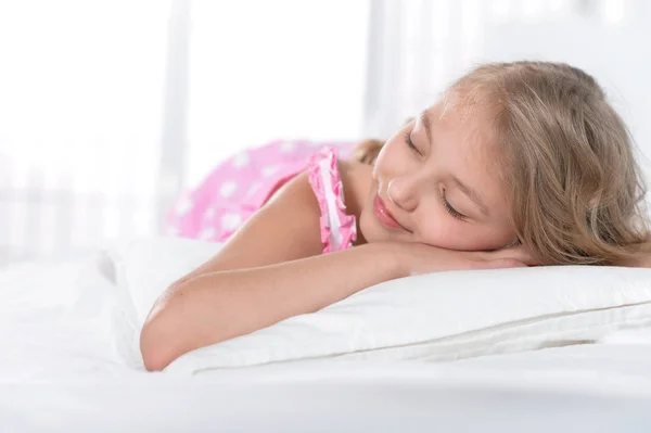 Menina dormindo na cama — Fotografia de Stock