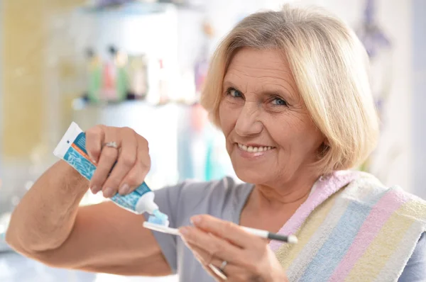 Seniorin putzt sich die Zähne — Stockfoto