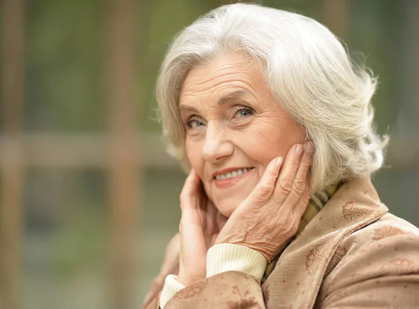 Anziana bella donna in posa — Foto Stock