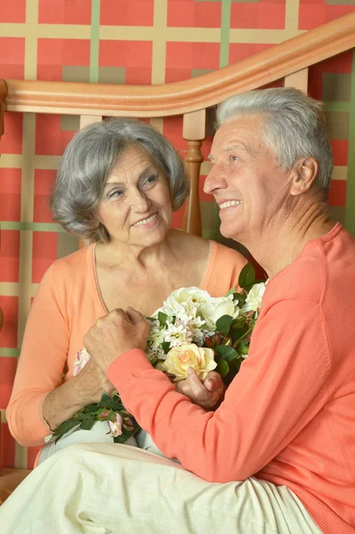 Pareja madura con ramo de flores — Foto de Stock