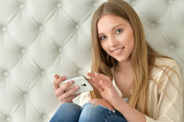 Teen girl utilizzando smartphone — Foto Stock
