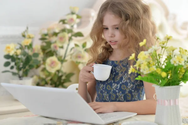 Klein meisje met laptop — Stockfoto