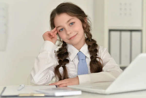 Ragazza carina con computer portatile — Foto Stock