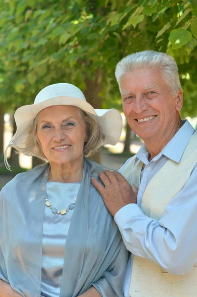 Kaukasische senior paar in het park — Stockfoto