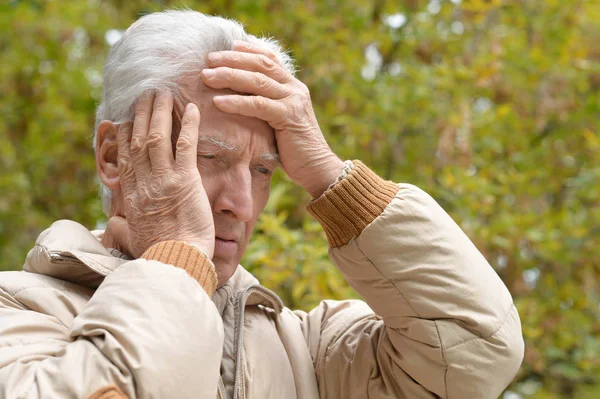 Senior mit Kopfschmerzen — Stockfoto