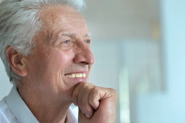 Hombre mayor sonriente — Foto de Stock