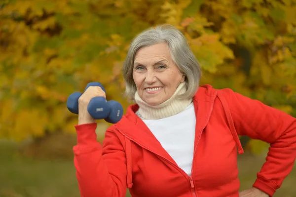 Passen Senior vrouw trainen met halters — Stockfoto