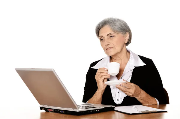 Senior vrouw kijken naar laptop — Stockfoto