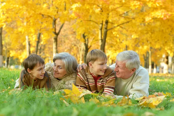 Familjen liggande på gräs — Stockfoto