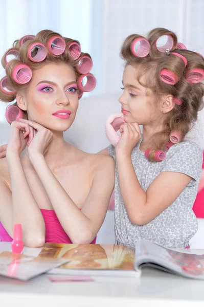 Madre e hija leyendo revista — Foto de Stock