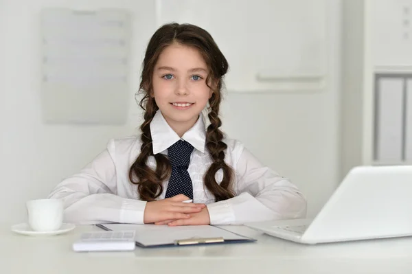 Niedliches Mädchen mit Laptop — Stockfoto