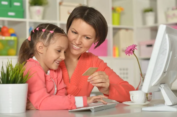 Ragazza con madre fare shopping online — Foto Stock