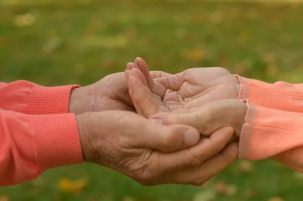 Coppia anziana che si tiene per mano — Foto Stock