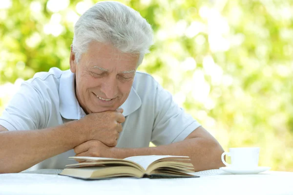 Hombre leyendo libro interesante — Foto de Stock