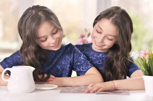 Meisjes lezen tijdschrift — Stockfoto