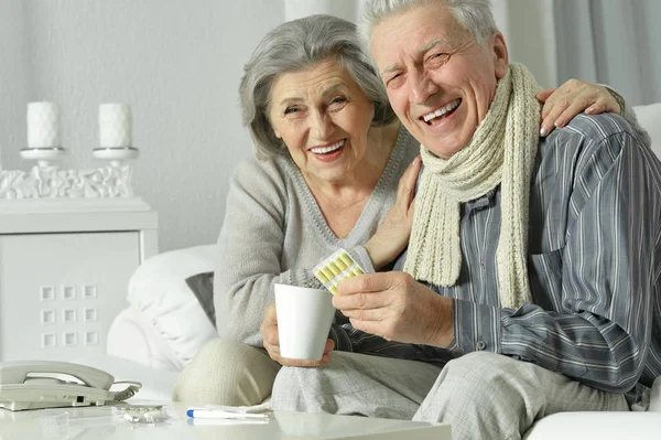Krankes Senioren-Paar nimmt Tabletten — Stockfoto
