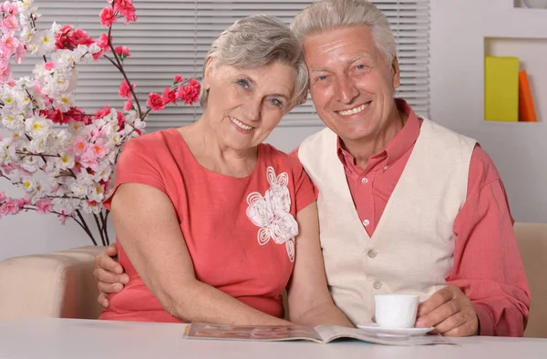 Senior couple reading magazine — Stock Photo, Image