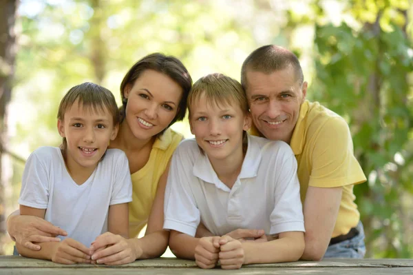 Usmívající se rodina venku — Stock fotografie