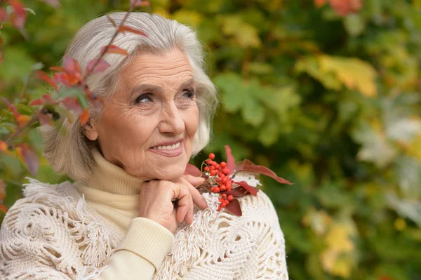 Woman posing with berries — Stock Photo, Image