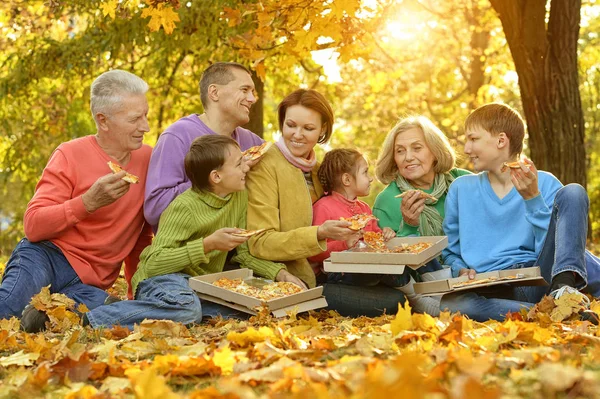 Family eating pizza — Stock Photo, Image
