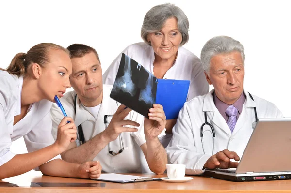 Professionele artsen kijken naar x-stralen — Stockfoto