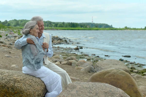 Pary staruszków, relaks na plaży — Zdjęcie stockowe