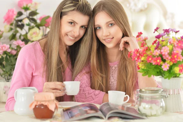 Madre con figlia bere il tè — Foto Stock