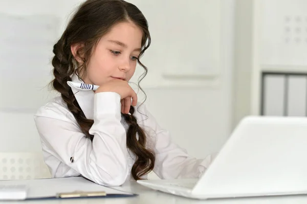 Ragazza carina con computer portatile — Foto Stock