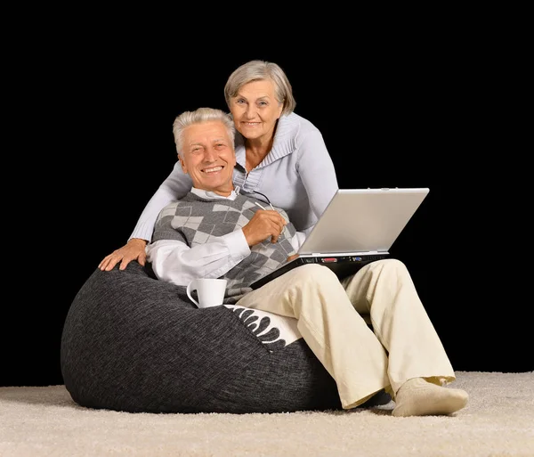 Senior paar rusten met laptop — Stockfoto