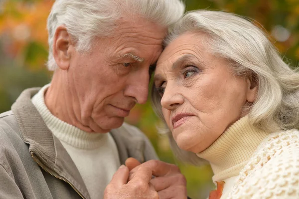 Trauriges Seniorenpaar im Freien — Stockfoto