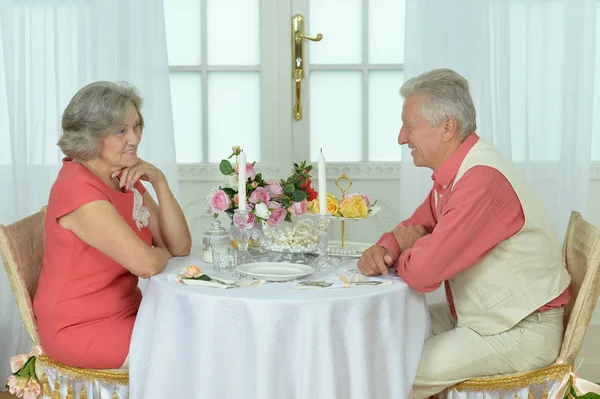 Casal sentado na mesa de jantar — Fotografia de Stock