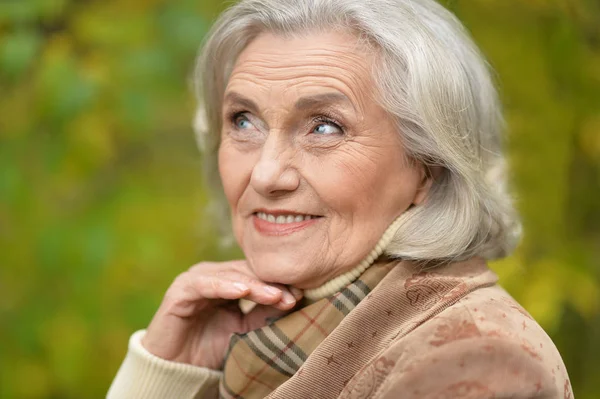 Anziana bella donna in posa — Foto Stock