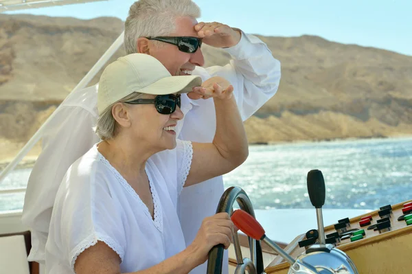 Starší pár, spočívající na jachtě — Stock fotografie