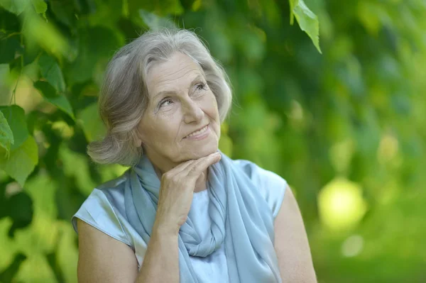 Frau posiert im Sommerpark — Stockfoto