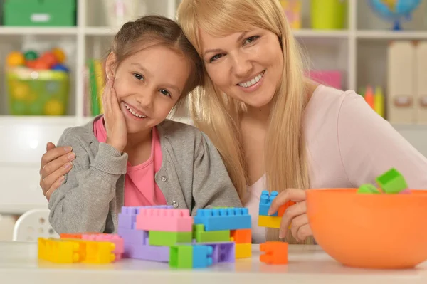 Moeder en dochter verzamelen van blokken — Stockfoto