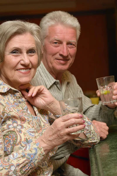 Seniorenpaar trinkt Limonade — Stockfoto