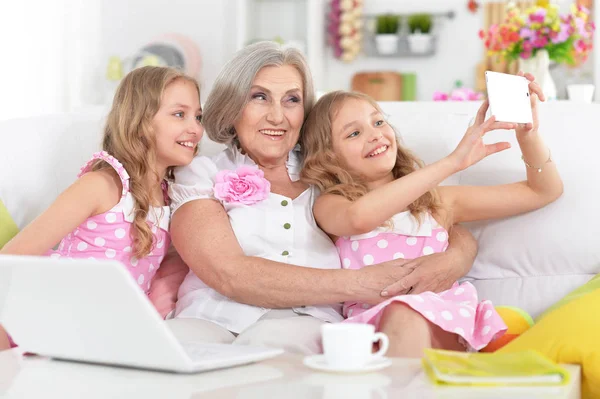 Granny with granddaughters making selfie — Stock Photo, Image