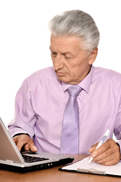 Senior man använder modern laptop — Stockfoto